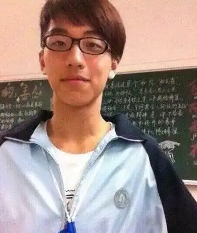 许魏洲旧照曝光,单眼皮塌鼻梁发型还非主流,青涩照