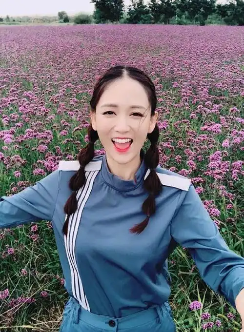 陈乔恩扎双马尾扮少女对镜甜笑 可原来她也难逃发际线危机