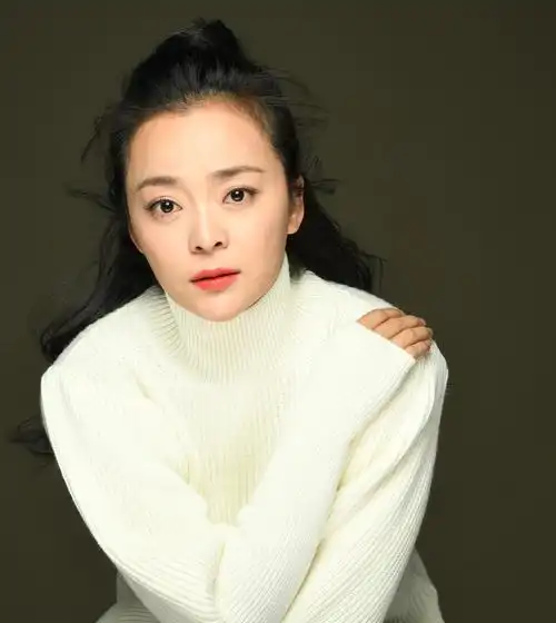 日前曝光了一组演员王嘉的白色毛衣写真,简单的白毛