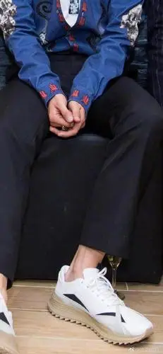 刘浩然开始偷藏酒了细心的网友抓住了真凶原来是她