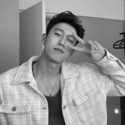 男头黑白真人头像高冷帅气图片