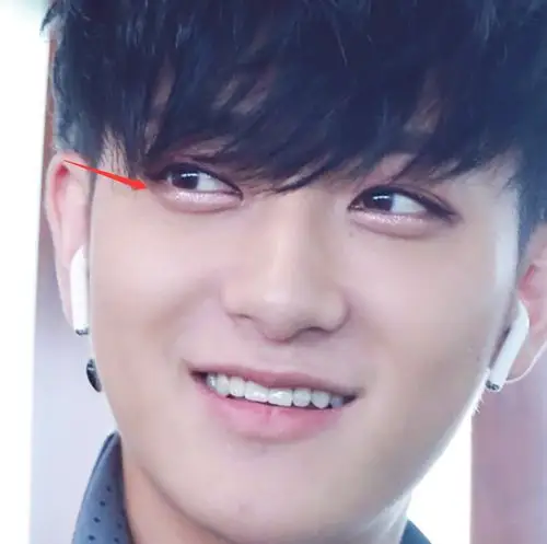 黄子韬顶着一头凌乱的发型像是没睡醒,不过他高颜值的面容却能完美