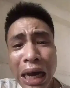 重点是这几张图片的表情非常夸张,用力太猛了,然后就在网上流传开了.