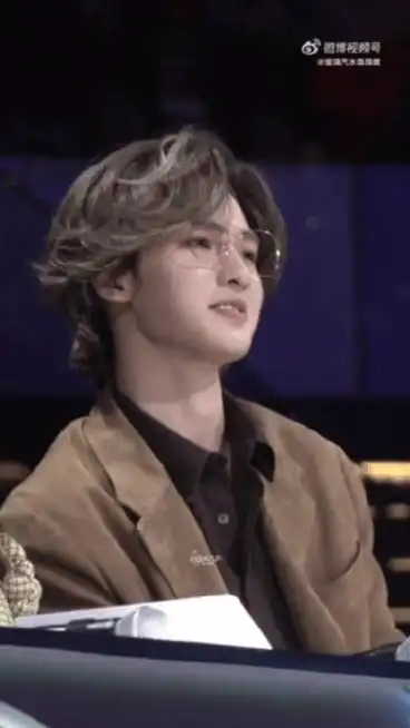 《亚洲超星团》成团夜上,@theo-朱正廷 看到选手们成功出道,强忍着