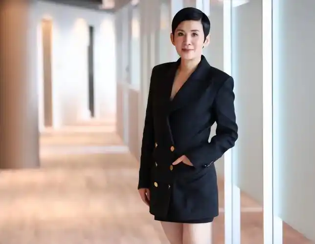 56岁吴君如近照穿短裙白皙美腿吸睛直言当初要演丑角很不开心