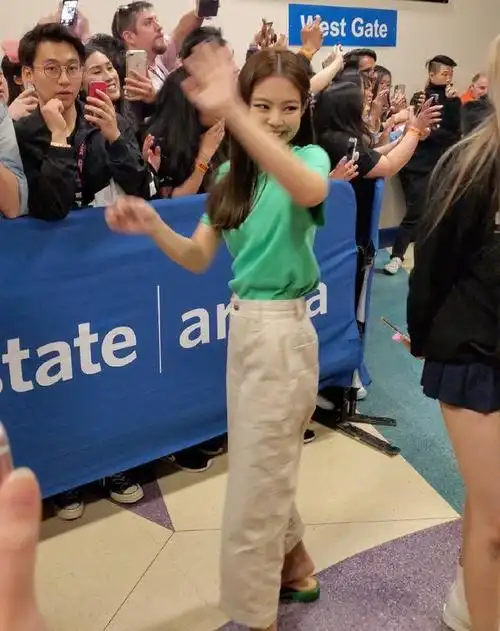 原创宋茜与jennie真个性,穿一身清新造型,却被拖鞋抢镜了!