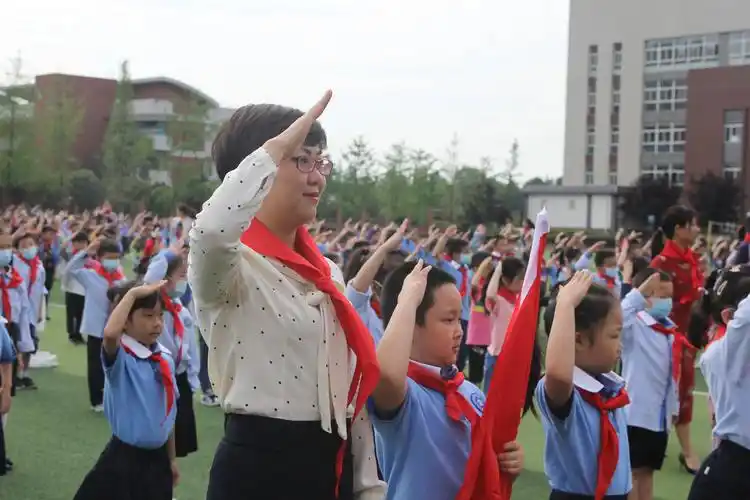 领巾飞扬 载梦起航——西航实小2020新生入队仪式