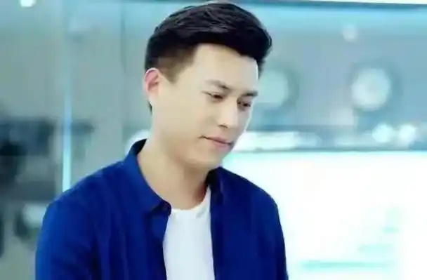 回顾靳东父母离异是他解不开的心结在家人反对中娶二婚李佳