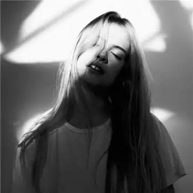 女生伤感霸气黑白头像洒脱是姐的性格