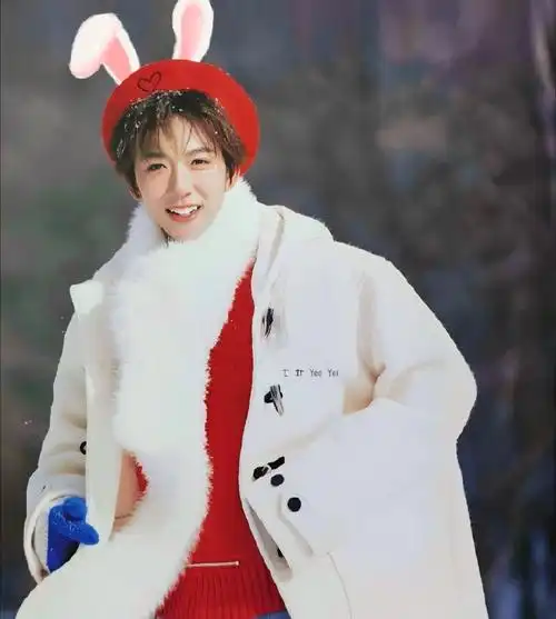 宝宝!兔子耳朵长出来啦  @时代少年团-贺峻霖