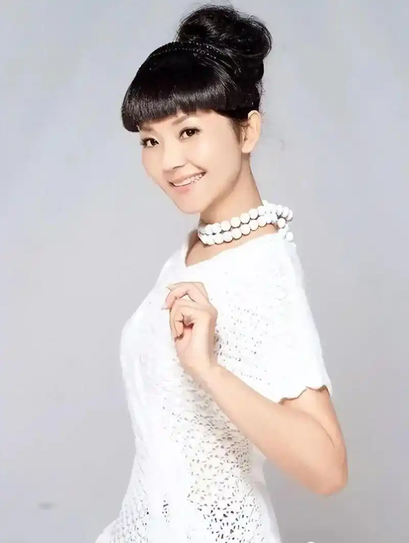 方琼:坚韧努力的女性 方琼是一个坚韧努力的女性,她从一个普通的幼师