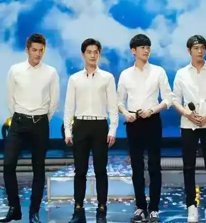 很明显的可以看出,杨洋没有吴磊高,而吴磊身高为180.