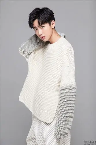 温暖少年上线张逸杰冬日写真笑容灿烂