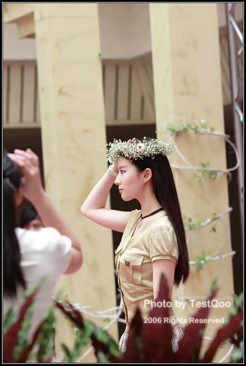 刘亦菲,头戴花环,好美的精灵啊[亲吻]