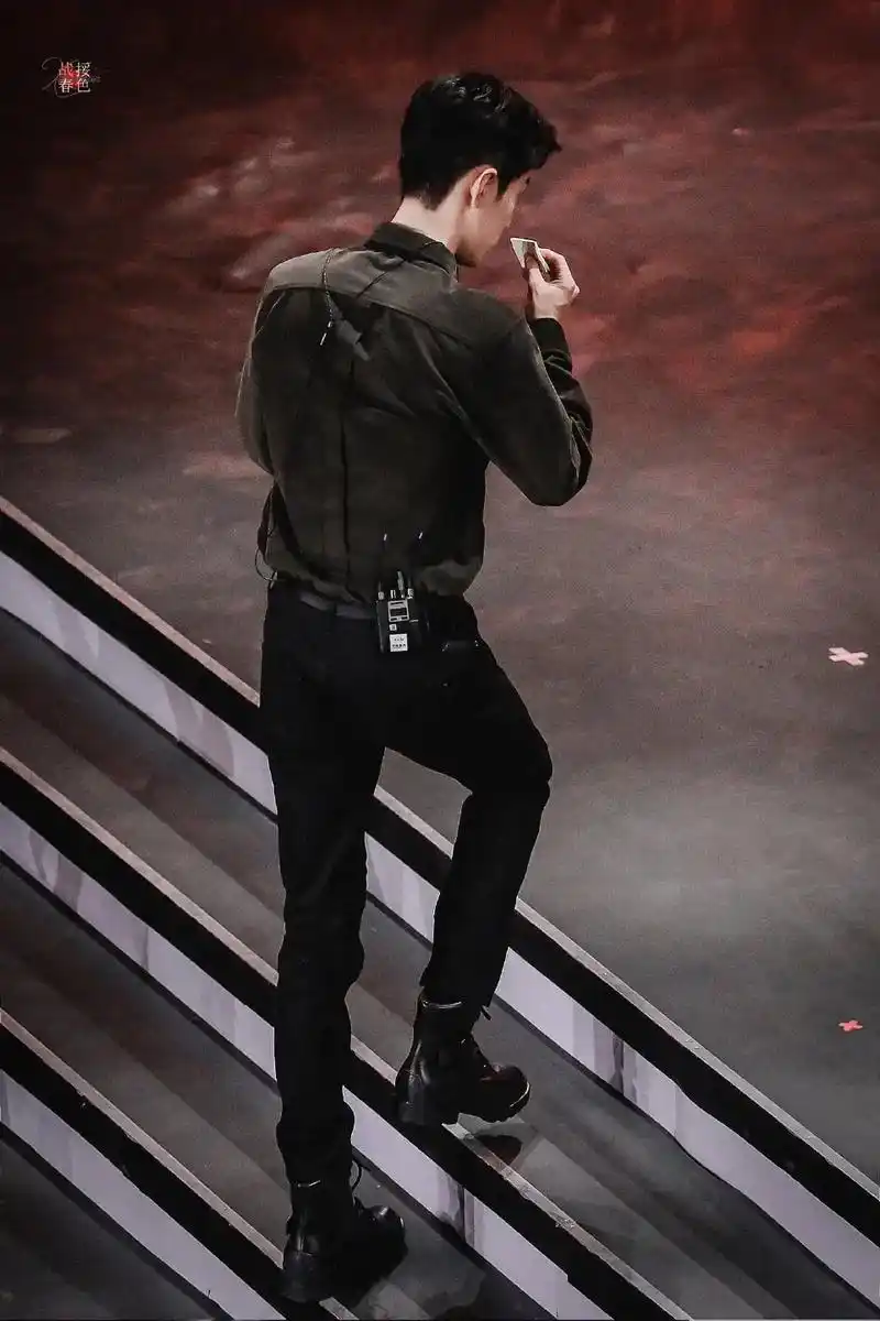 肖战  这背影!这身材!#肖战的小飞侠  - 抖音