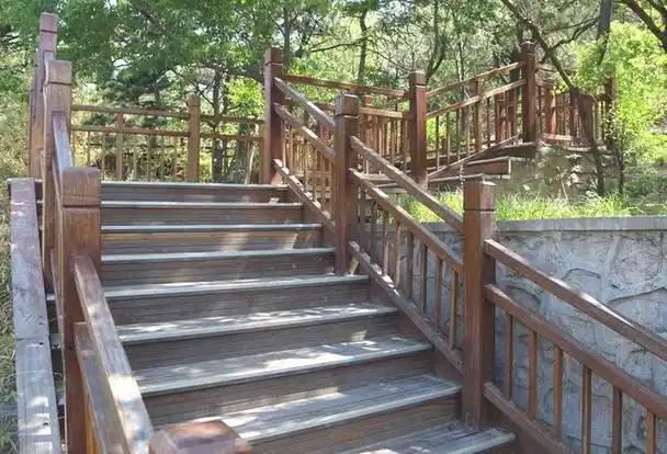 防腐木栈道作为一种独特的户外建筑结构,不仅能够提供通行的便利,还能