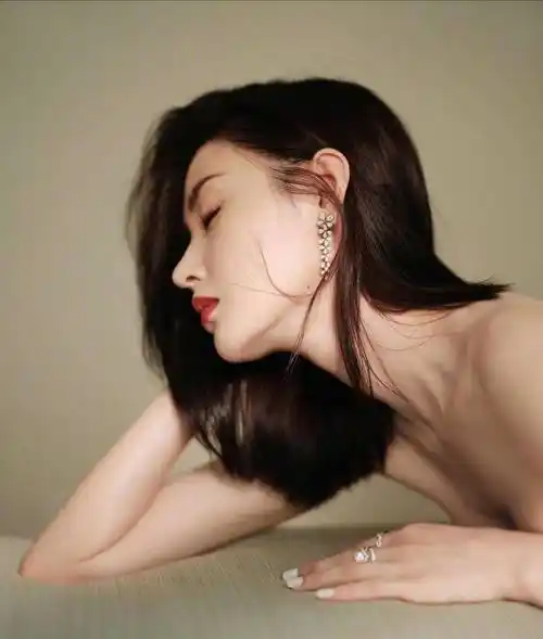 张天爱,衣着暴露被知名导演恶批,恋爱脑的她原来是个狠人_徐开_网友