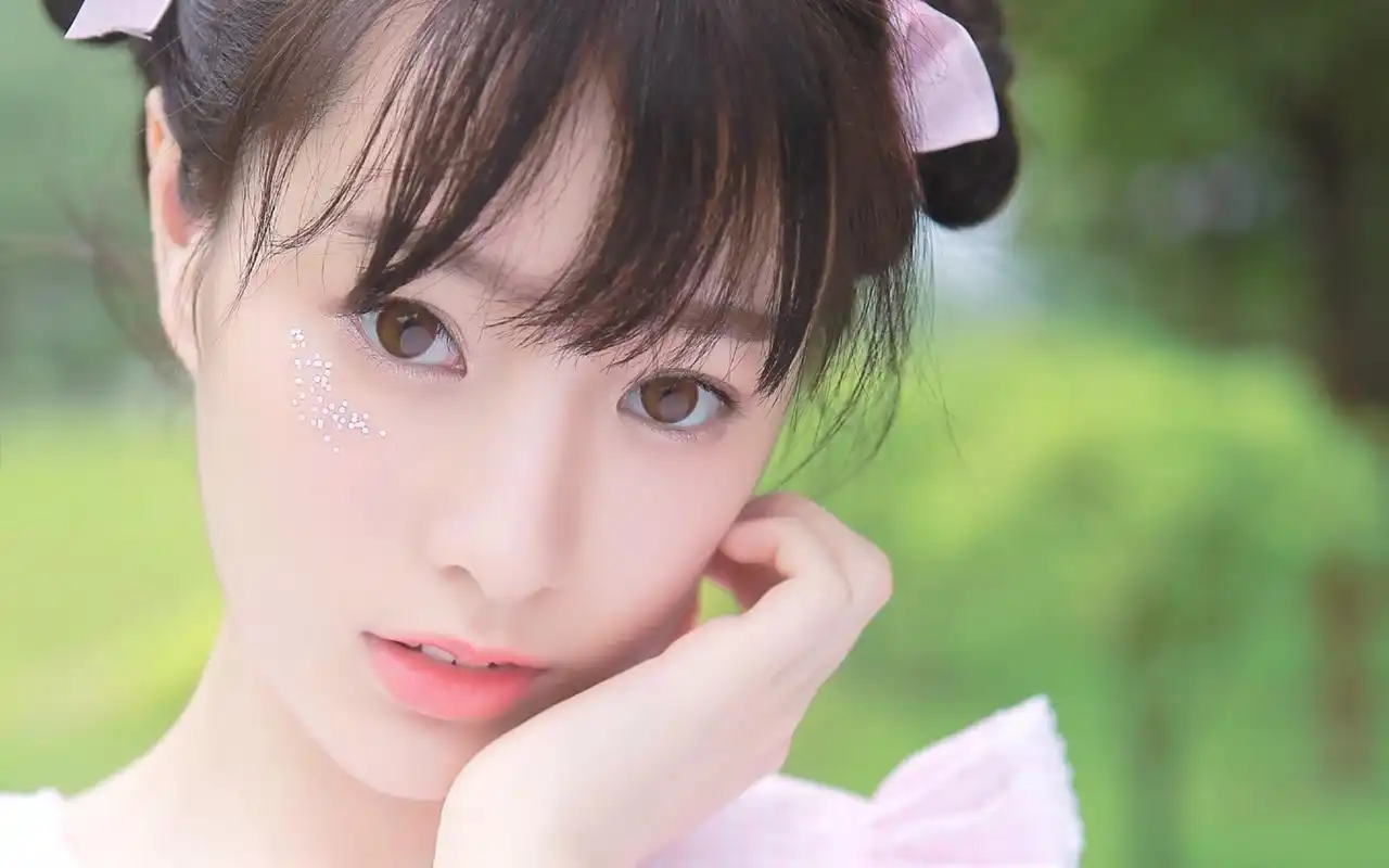 可爱粉嫩小萝莉草地上唯美写真桌面壁纸