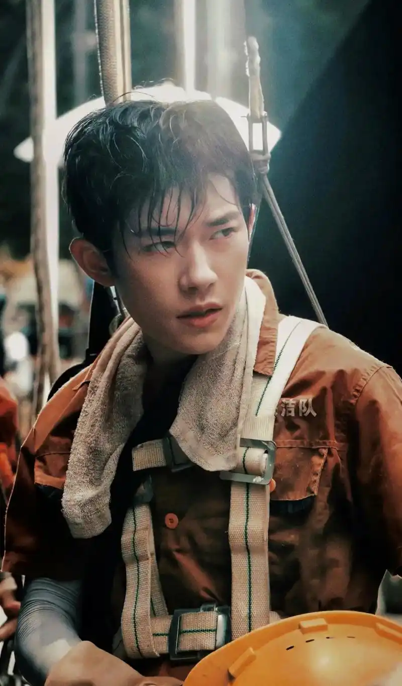 "易烊千玺20岁的50%,是我在电影院里的185分钟,是他在 - 抖音