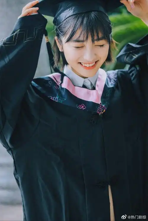 沈月学士服造型