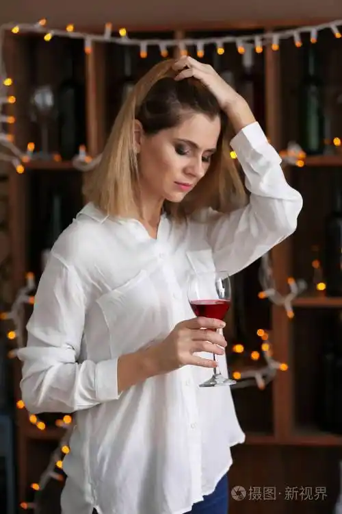 在酒吧里喝一杯酒让女人心烦意乱