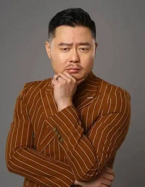 原创开心麻花魏翔21岁服兵役24岁做谐星就连沈腾在舞台上都害怕他