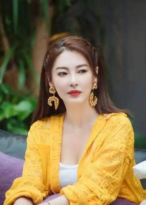 张雨绮年轻时就是学校的校花,看到照片后就是"标志性"的美女_包括