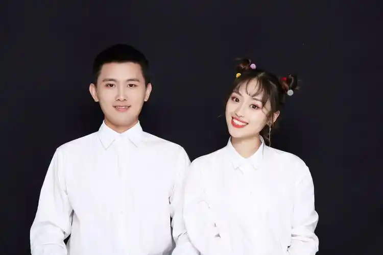 网红自拍馆你侬我侬情侣自拍90分钟自拍