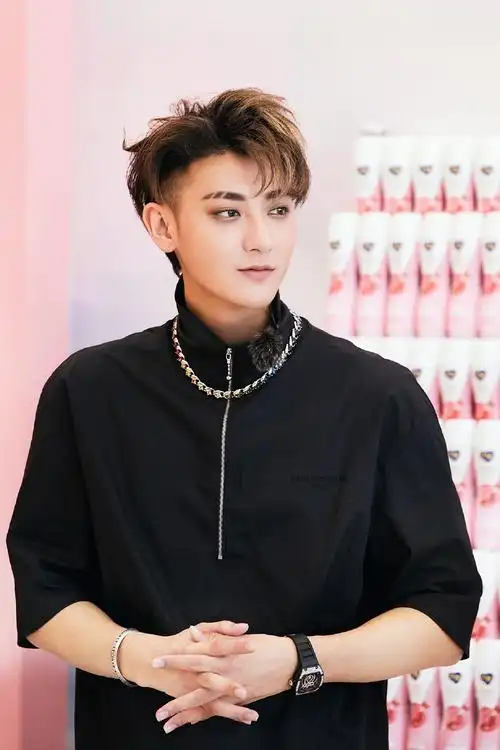 黄子韬纯黑look帅气图片15