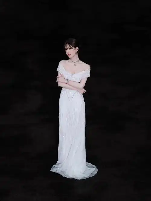 小可爱赵露思今日bvlgari活动造型白色一字肩亮片礼服