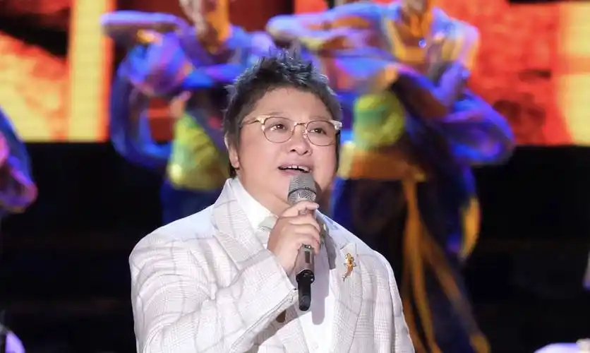 歌王韩红漂亮40斤后罕露面,外套变宽松腿好细,早年因打激素变胖_身体