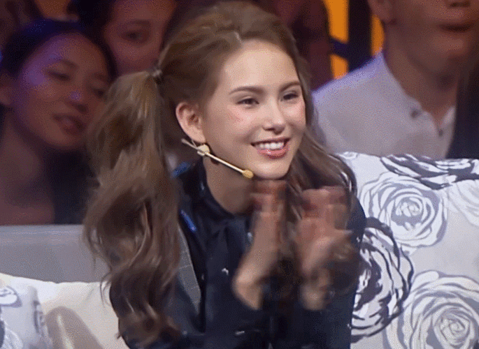 昆凌微笑拍手gif动图_动态图_表情包下载_soogif