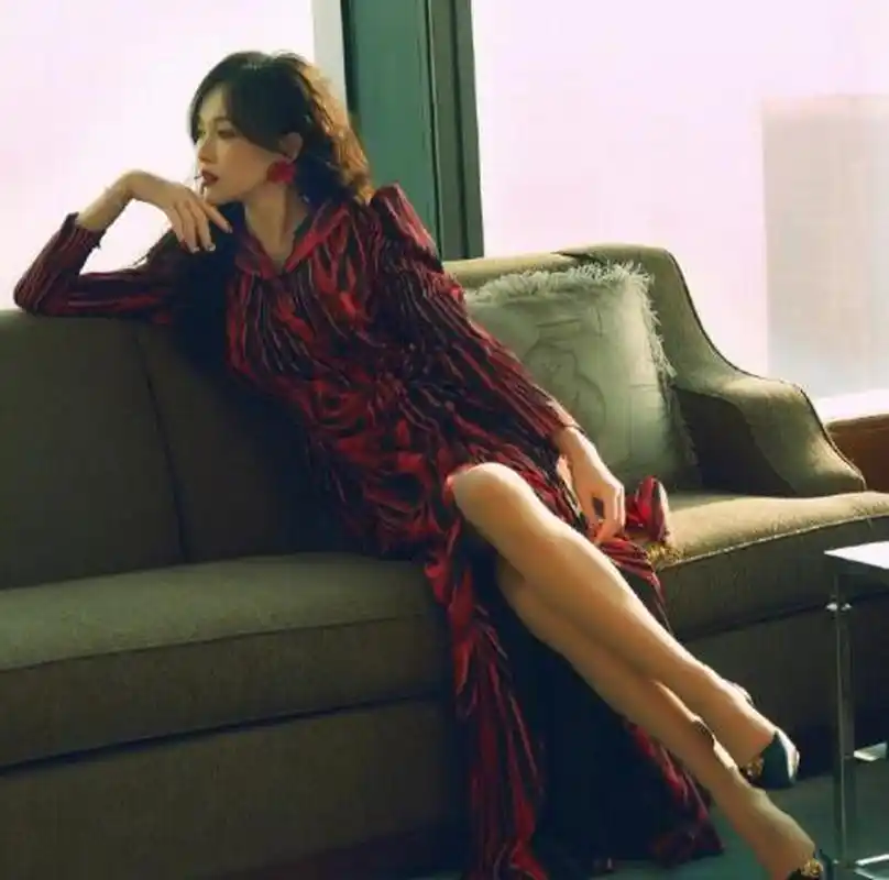 唐嫣,波浪发红唇,穿开叉裙丝袜配高跟魅力无限.