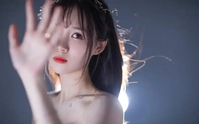 (云朵老公个人资料简介)深夜,大雪横飞,一个男人踉跄着脚步闪进了云朵