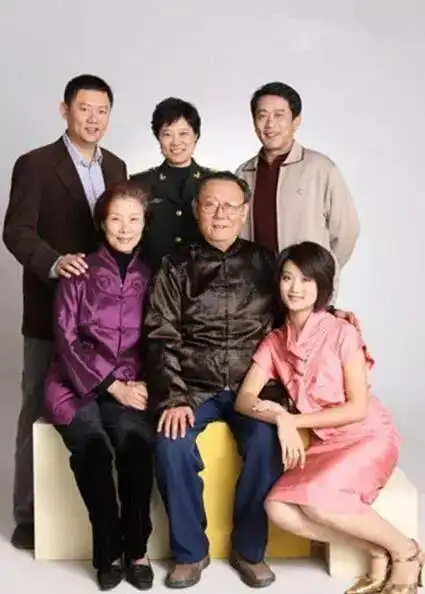 何琳与老公及女儿素颜曝光和婆婆吕中情如母女大姑子是军官大校