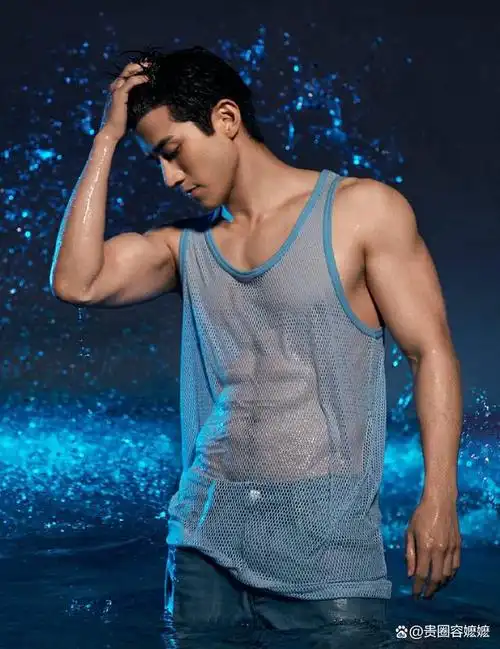 被35岁李治廷帅到了!穿背心大秀八块腹肌,堪称行走的荷尔蒙