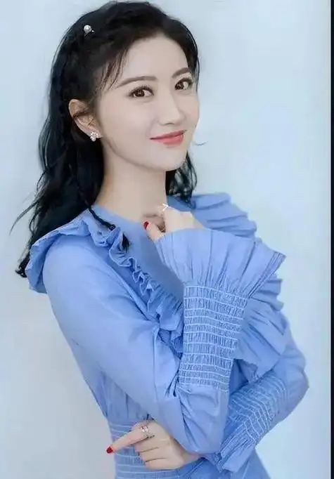 2004年,16岁的景甜坐进了车牌为9988的豪车.