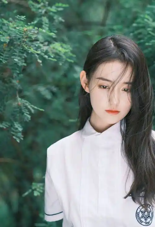 蒋依依学生装长发飘飘青春活力写真_笑容_照片_短裤