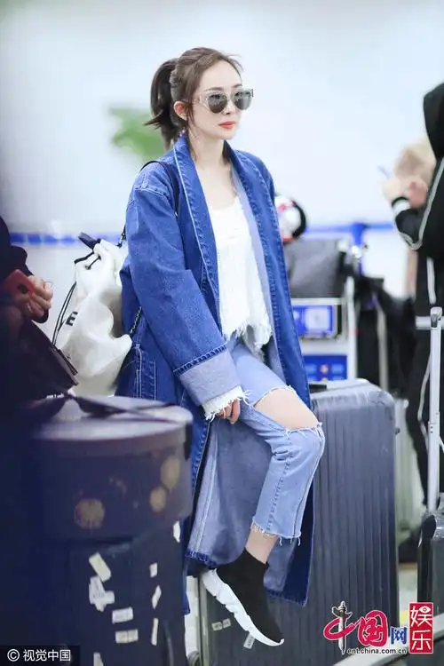 杨幂现身机场:宽衣 破洞牛仔 梳歪辫少女力max