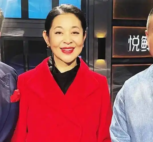 照片中,64岁的倪萍身穿红色外套和黑色衬衫.