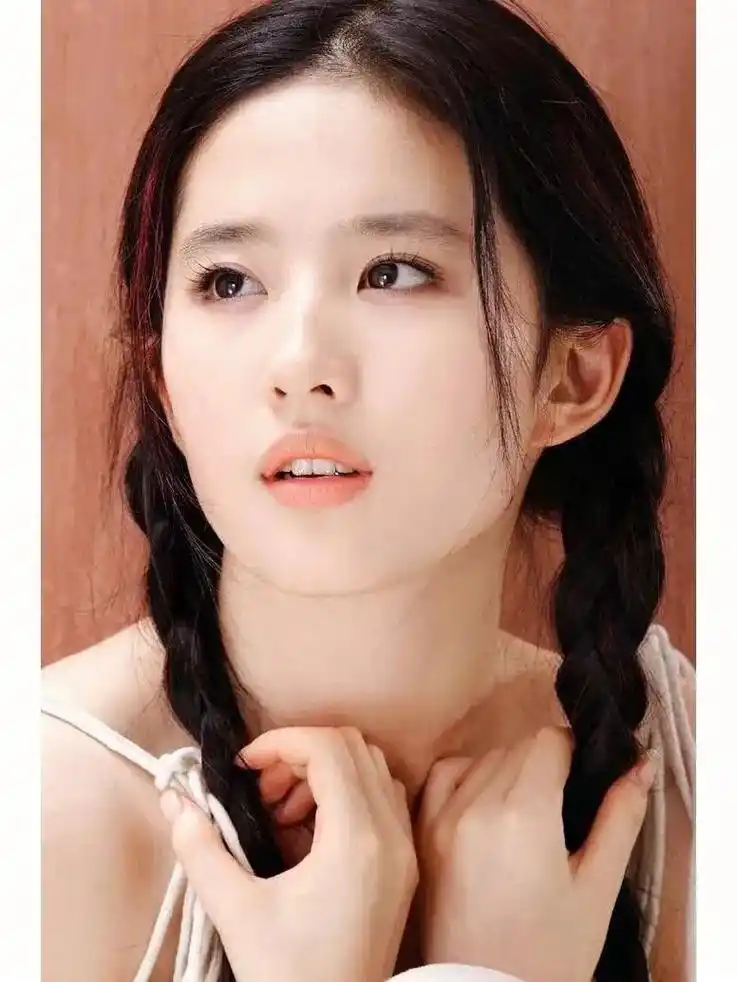 刘亦菲:学生时代的清纯与无人敢追之谜 刘亦菲,娱乐圈中公认的"神仙