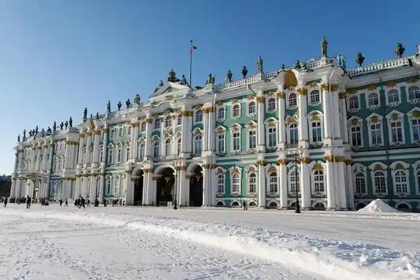 宫殿曾经是皇家的住所,它的建造不仅是作为皇帝/国王住所,也是为了