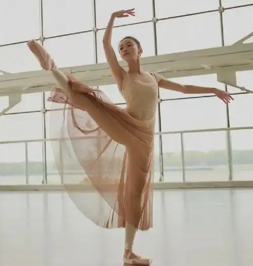 吴谨言芭蕾腿彻底火了空中一字马惊呆全场火是有原因的