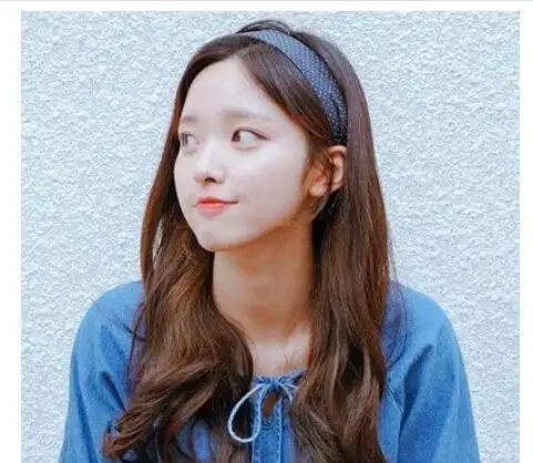 这样的女生经过了卷发长发发型的简单修饰以后,这样的的大脸女生也不