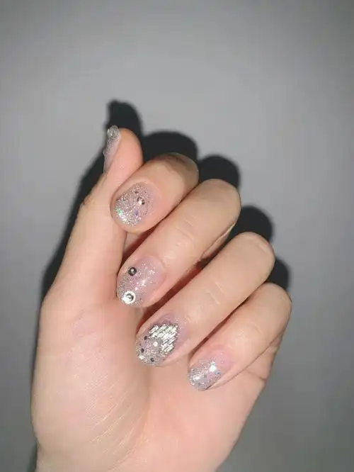 银色渐变简约美甲