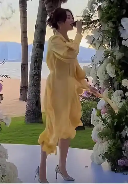 感人瞬间!金莎朋友婚礼现场唱祝歌,精修图曝光,差别惊人