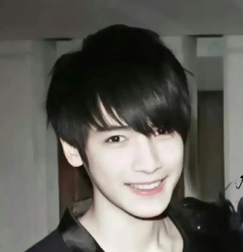 罗云熙早期照片,好帅啊,还是有点肉好看