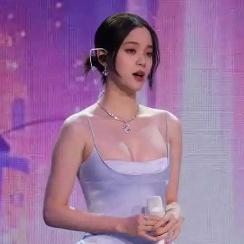 23岁欧阳娜娜近照,蓝色长裙一览无余好身材,"二次发育"很惊艳