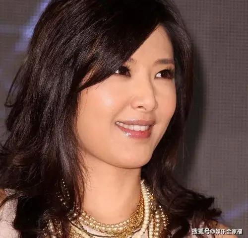 原创49岁苏慧伦晒素颜自拍 皮肤白皙细腻简直就是逆成长