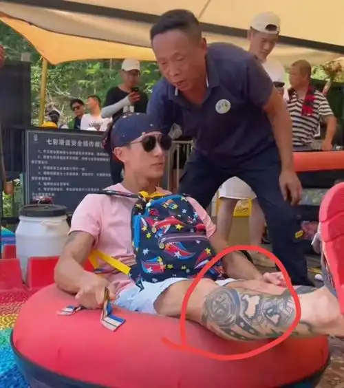 吴尊现身娱乐场状态好,网友把注意力放在了腿上|纹身|游乐场_网易订阅